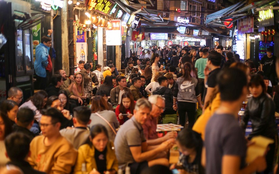 Một góc Phố Tây tại Hà Nội, nơi luôn trong trạng thái đông đúc khách thăm quan và mua sắm.