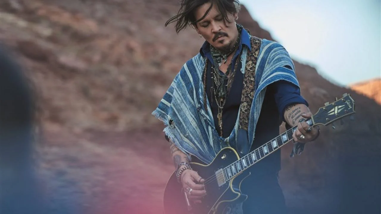 Dior đ&atilde; chứng minh cho cả thế giới thấy m&ugrave;i hương được viết ra ph&ugrave; hợp với anh từ phim cho tới ngo&agrave;i đời.