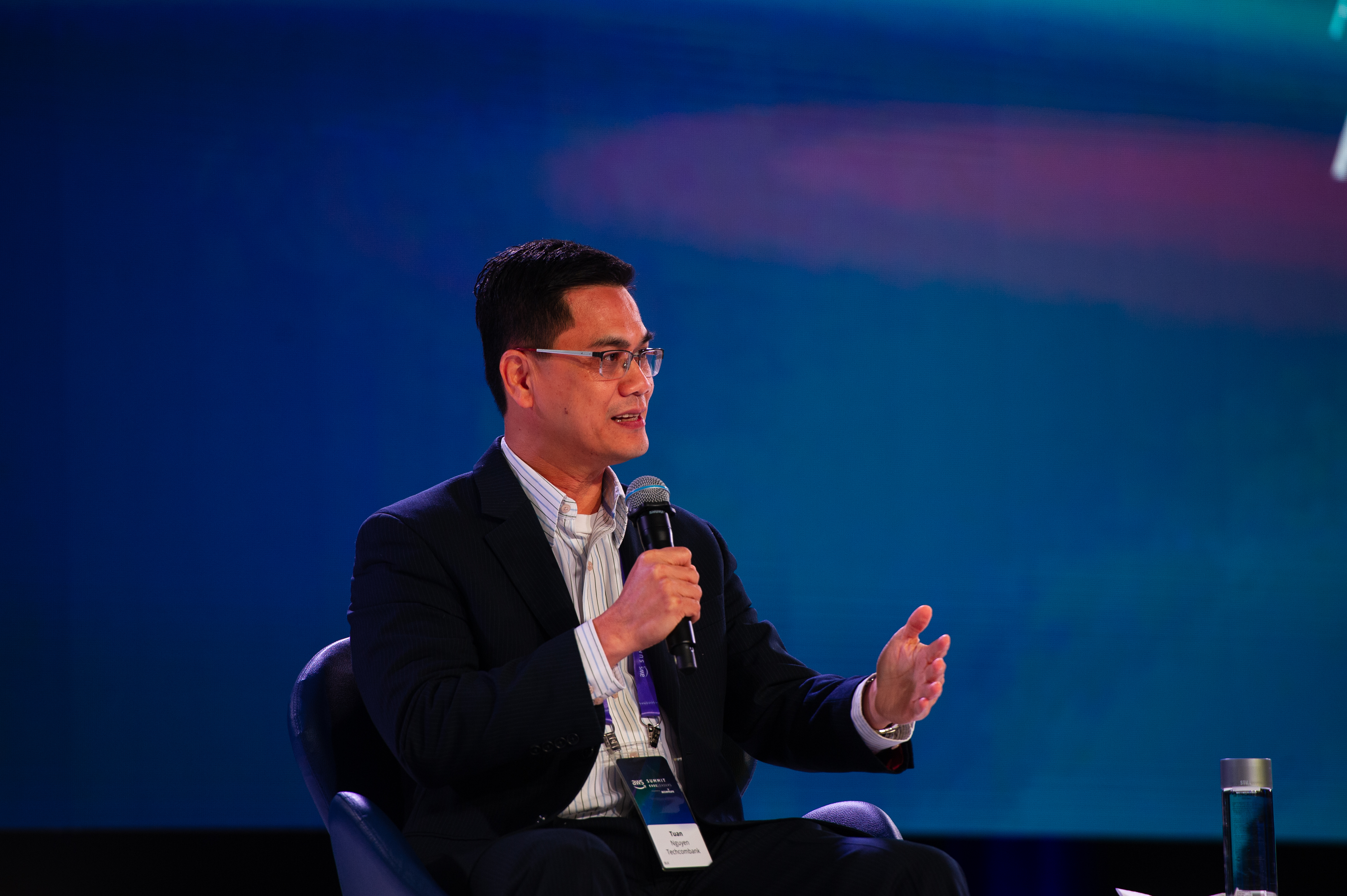 Ông Nguyễn Anh Tuấn, CIO của Techcombank chia sẻ tại Tọa đàm AWS Summit ASEAN 2022.