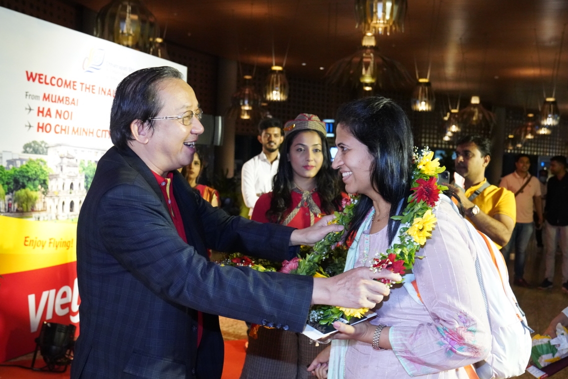 H&agrave;nh kh&aacute;ch tr&ecirc;n chuyến bay được ch&agrave;o đ&oacute;n tại s&acirc;n bay quốc tế Chhatrapati Shivaji Maharaj. Mumbai, Ấn Độ.