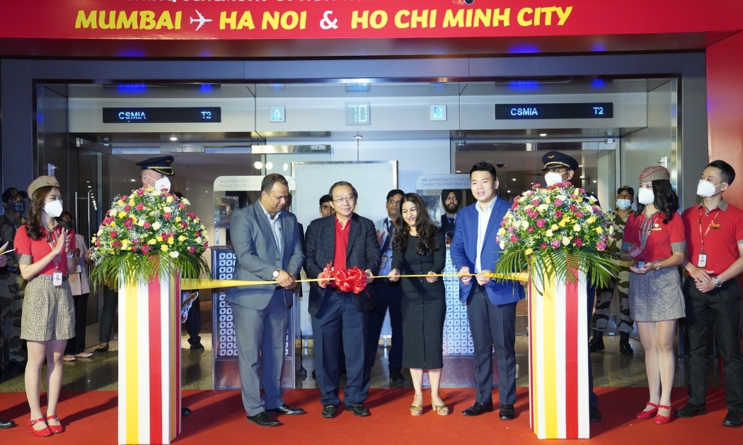 Ông Dương Đức Anh, Phó Tổng lãnh sự Việt Nam tại Mumbai (ngoài cùng, phải), đại diện sân bay Quốc tế Chhatrapati Shivaji Maharaj và ông Đỗ Xuân Quang, Phó Tổng Giám đốc Vietjet (thứ hai từ trái sang) thực hiện nghi thức khai trương đường bay mới.