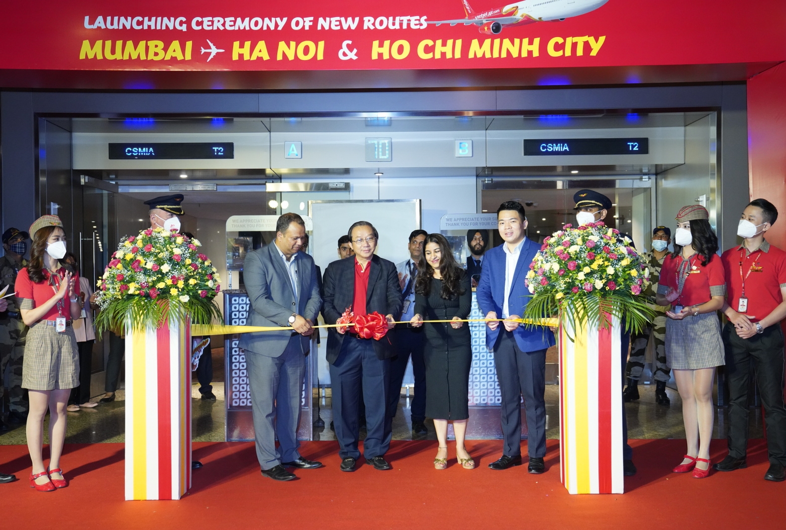 Ông Dương Đức Anh, Phó Tổng lãnh sự Việt Nam tại Mumbai (ngoài cùng, phải), đại diện sân bay Quốc tế Chhatrapati Shivaji Maharaj và ông Đỗ Xuân Quang, Phó Tổng Giám đốc Vietjet (thứ hai từ trái sang) thực hiện nghi thức khai trương đường bay mới.