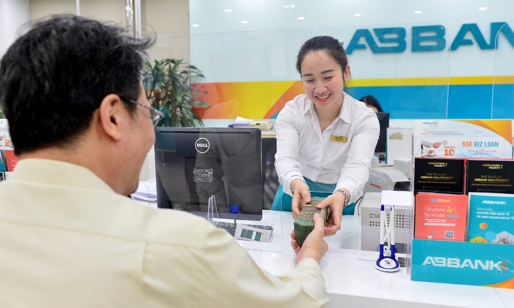 Khách hàng giao dịch tại ABBANK.