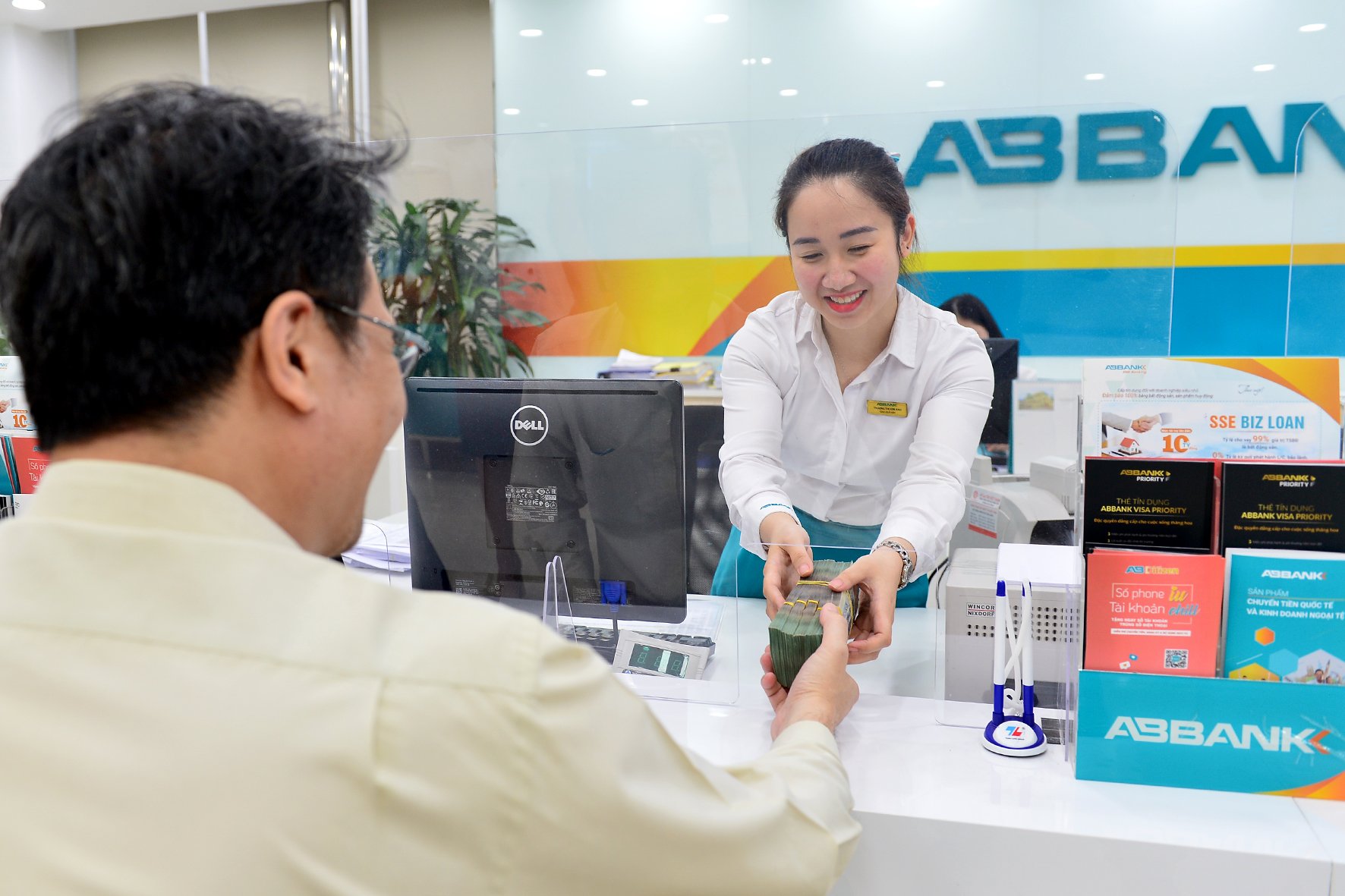 Khách hàng giao dịch tại ABBANK.