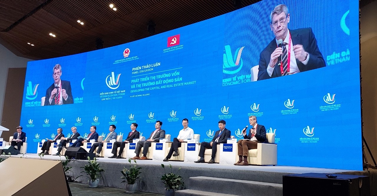 C&aacute;c diễn giả tọa đ&agrave;m tại Diễn đ&agrave;n Kinh tế Việt Nam lần thứ 4.