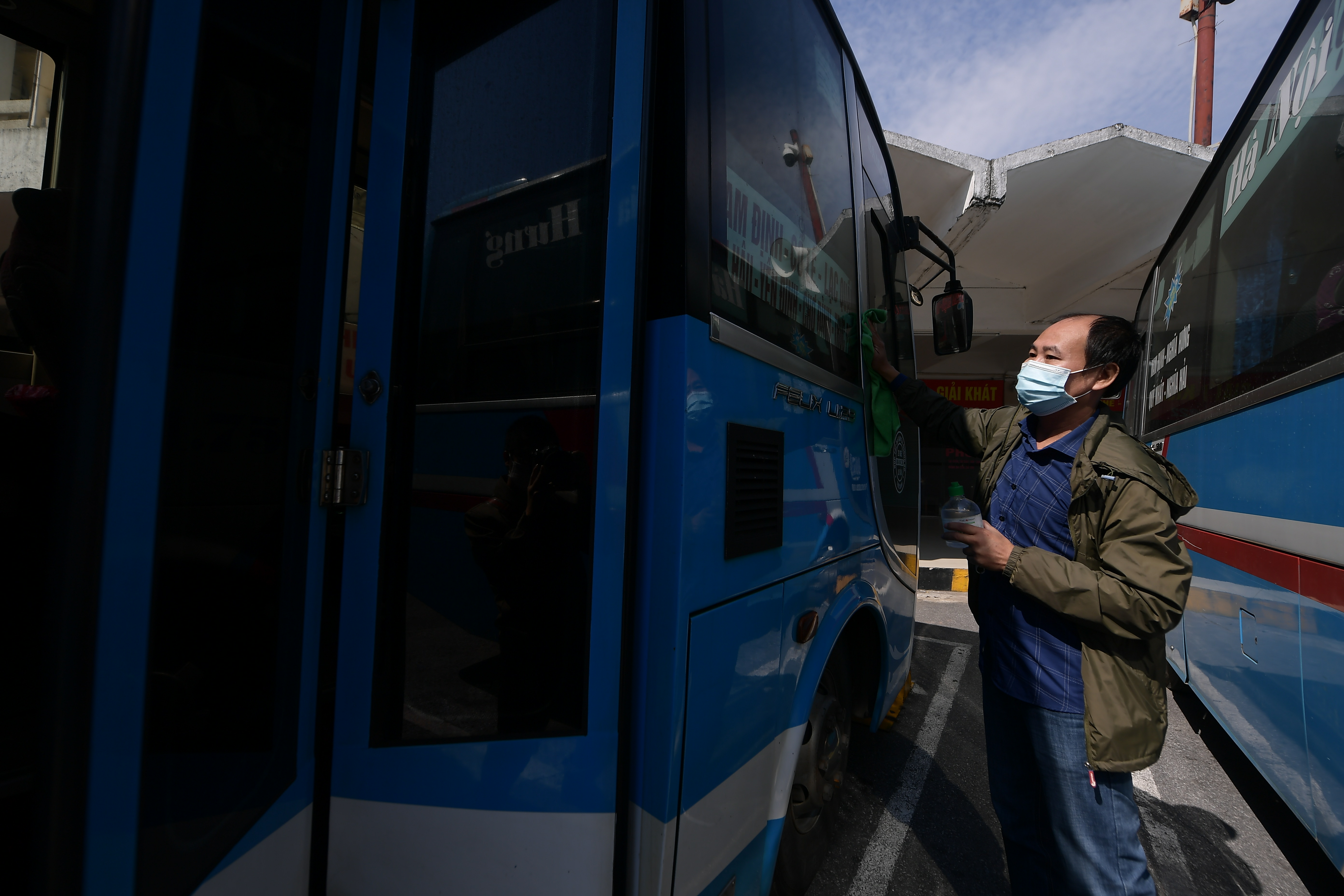 B&ecirc;n cạnh việc &iacute;t kh&aacute;ch đi xe th&igrave; gi&aacute; xăng dầu tăng cao đ&atilde; g&acirc;y rất nhiều kh&oacute; khăn cho hoạt động của c&aacute;c nh&agrave; xe.