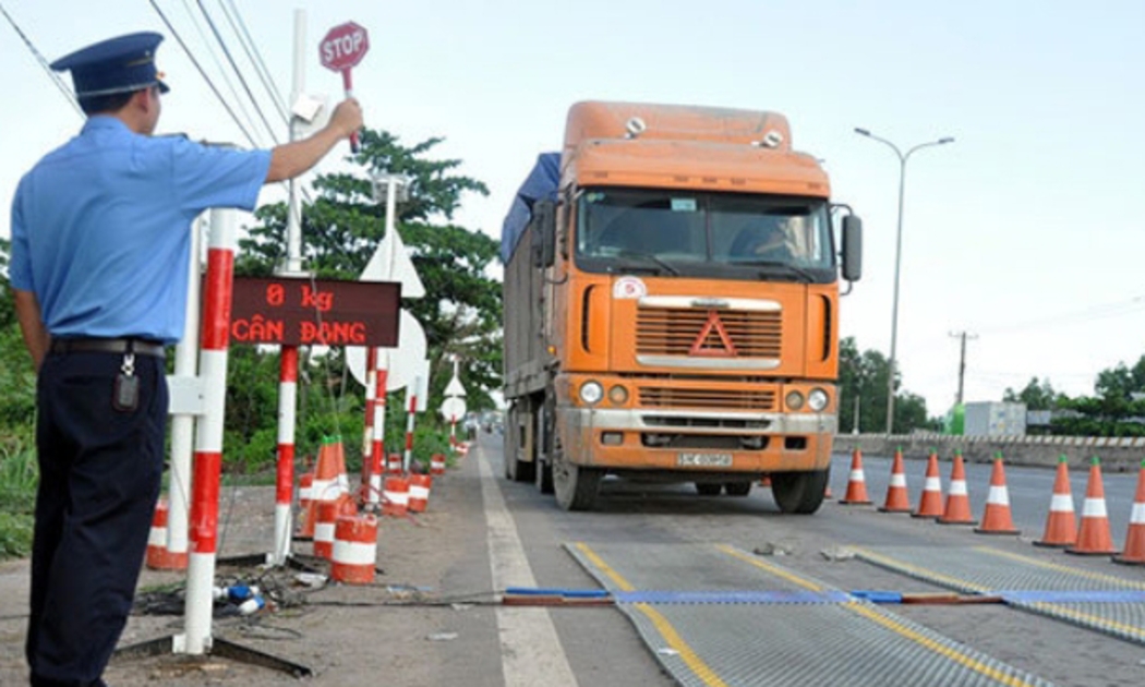 Lực lượng chức năng kiểm tra tải trọng xe.