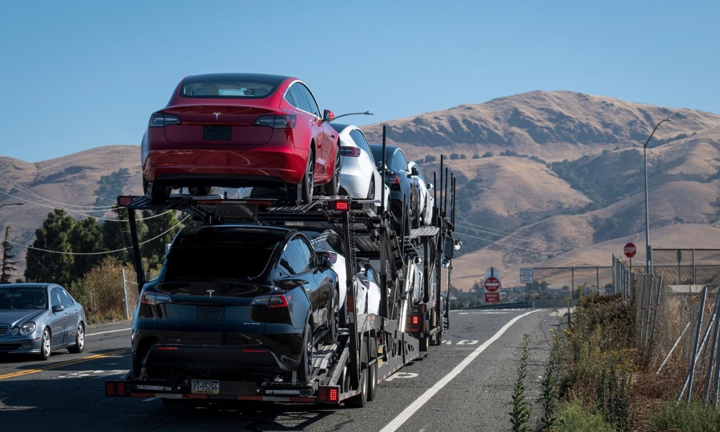 Xe Tesla được vận chuyển từ một nhà máy ở Mỹ - Ảnh: Bloomberg.