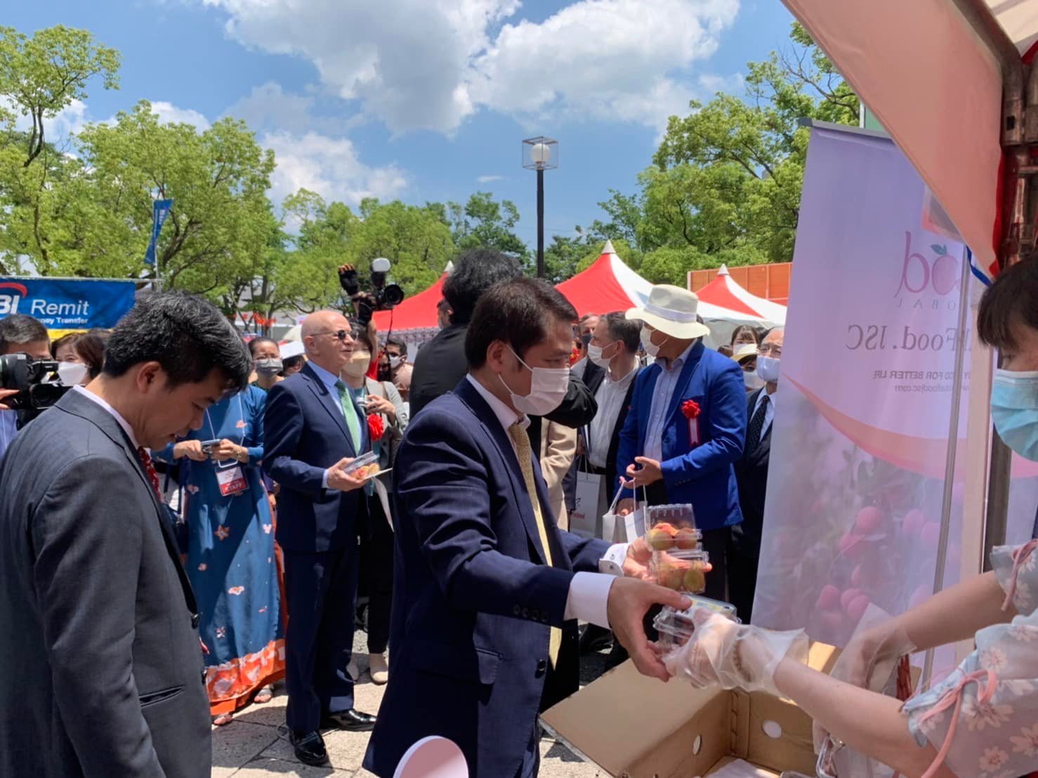 Vải thiều Việt Nam được giới thiệu tới người d&acirc;n Nhật Bản&nbsp;