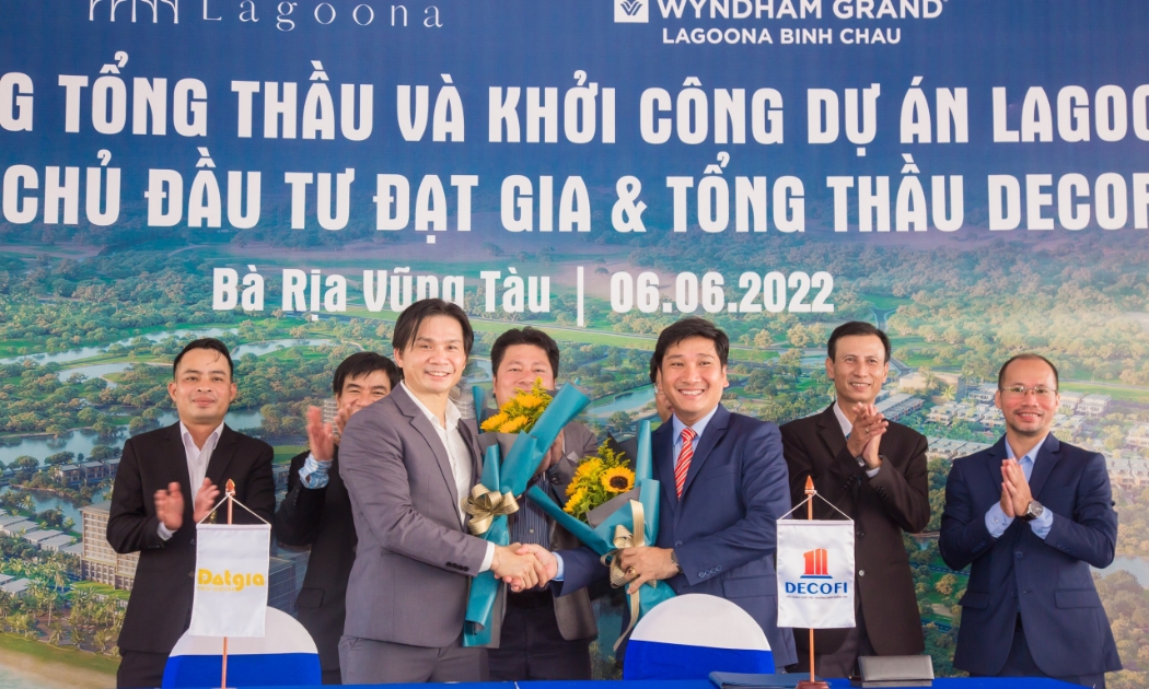 Ông Lê Dũng Cường - Tổng giám đốc Đạt Gia và ông Nguyễn Minh Tâm - Tổng Giám đốc DECOFI tại Lễ Ký kết hợp đồng tổng thầu và khởi công dự án Wyndham Grand Lagoona Bình Châu.