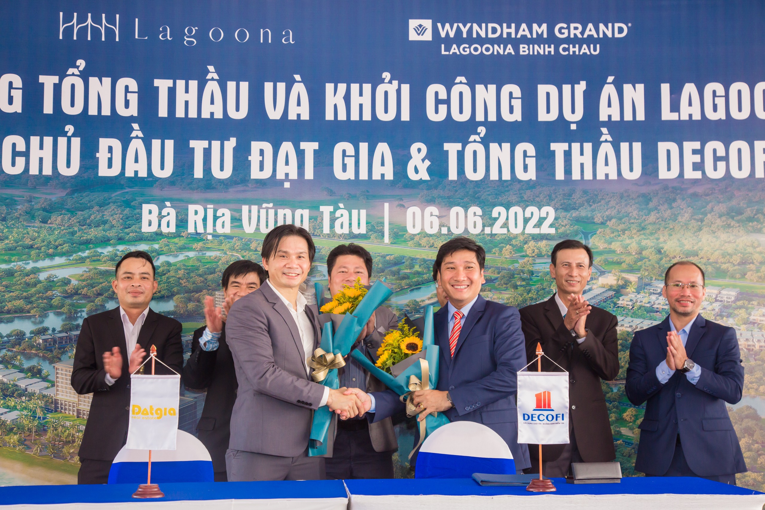 Ông Lê Dũng Cường - Tổng giám đốc Đạt Gia và ông Nguyễn Minh Tâm - Tổng Giám đốc DECOFI tại Lễ Ký kết hợp đồng tổng thầu và khởi công dự án Wyndham Grand Lagoona Bình Châu.