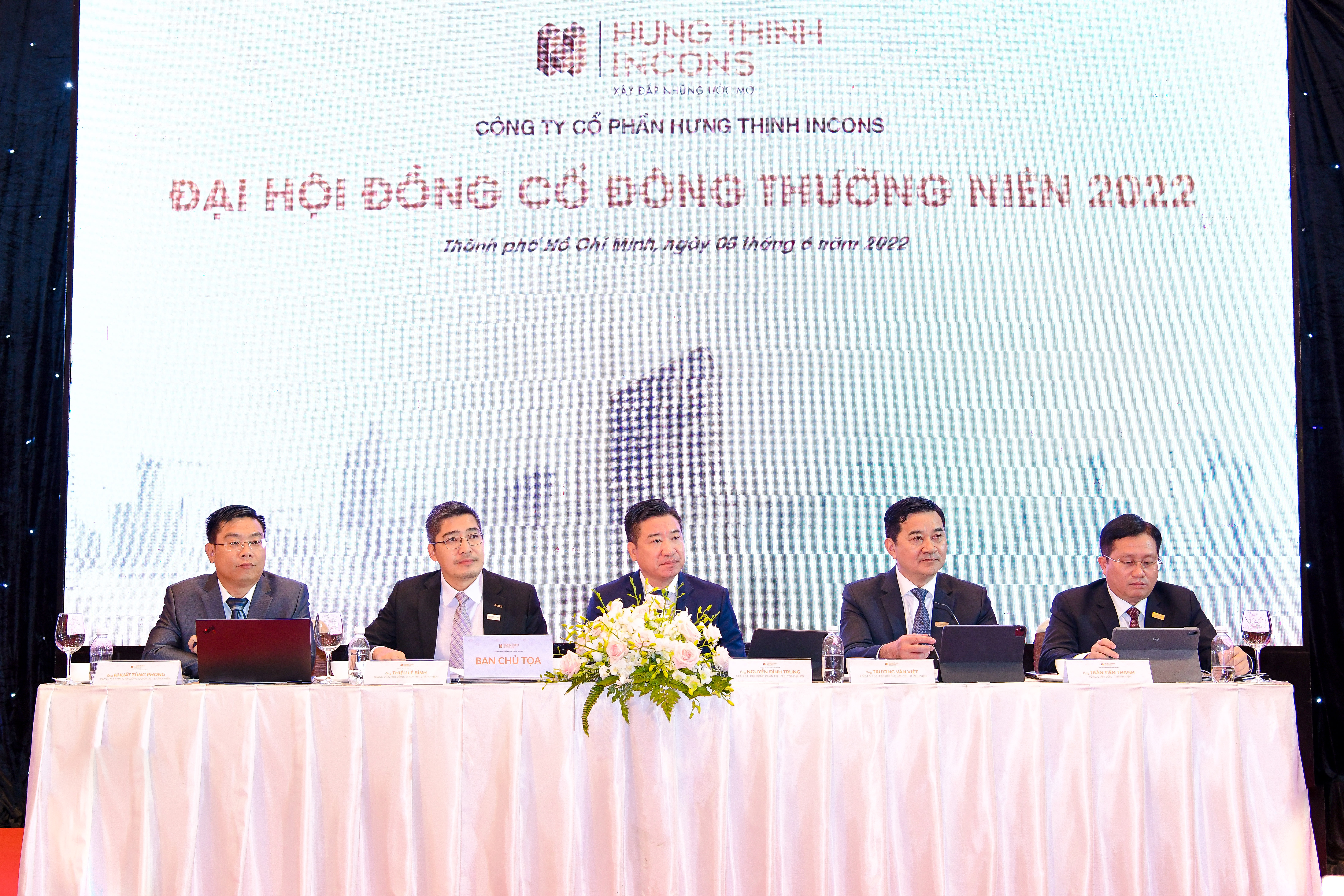 Đo&agrave;n chủ tọa Đại hội đồng cổ đ&ocirc;ng thường ni&ecirc;n Hưng Thịnh Incons năm 2022.