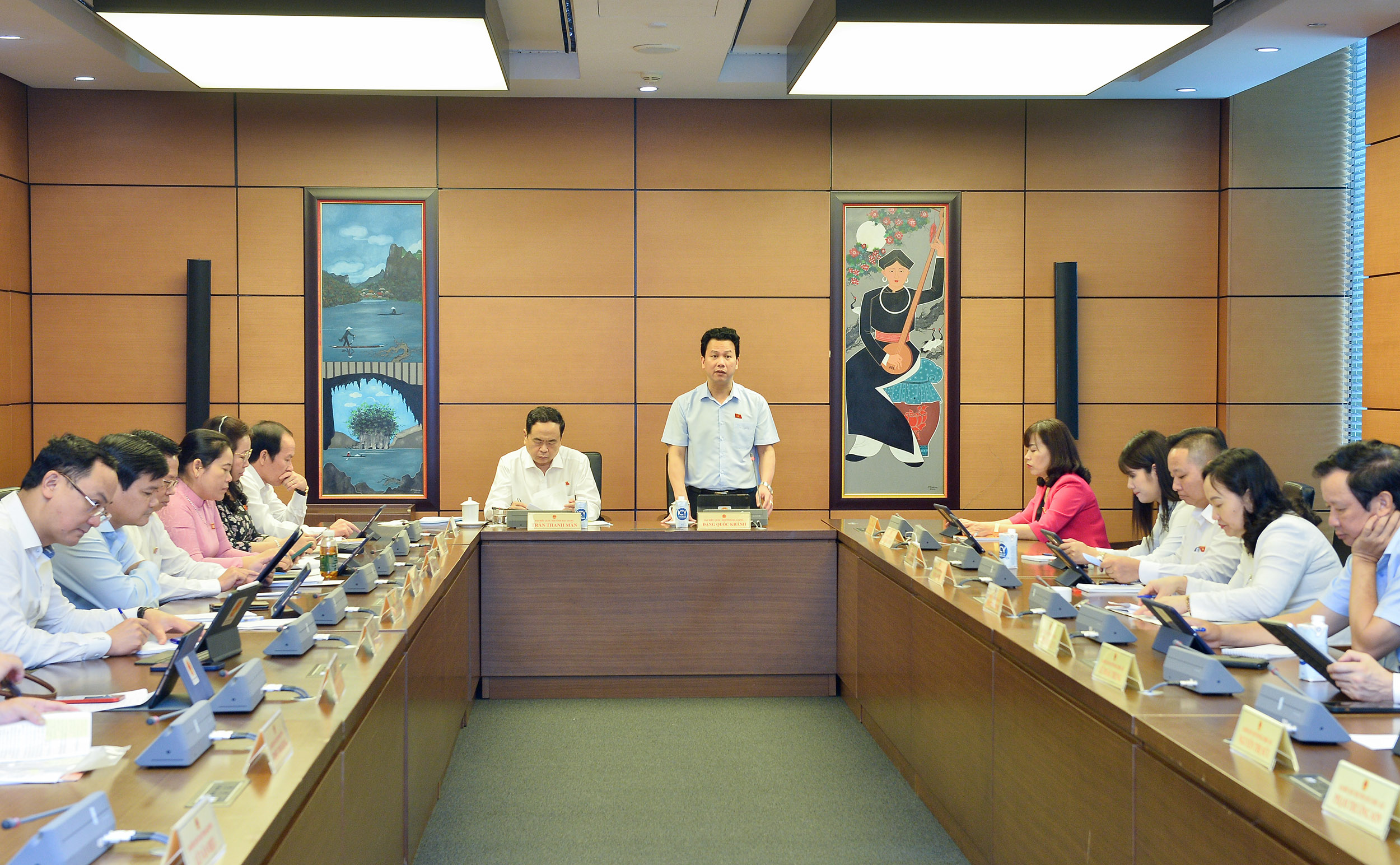 To&agrave;n cảnh Phi&ecirc;n thảo luận ở Tổ 8 ng&agrave;y 6/6 (Ảnh: quochoi.vn).