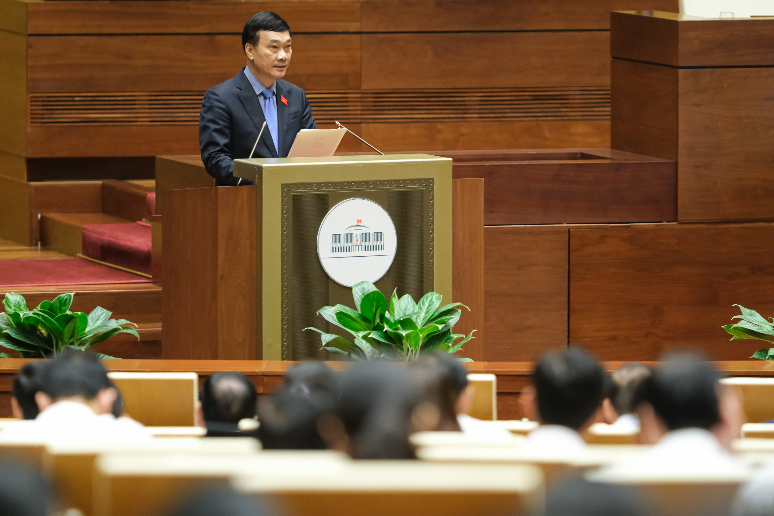 Chủ nhiệm Uỷ ban Kinh tế Vũ Hồng Thanh tr&igrave;nh b&agrave;y b&aacute;o c&aacute;o thẩm tra chủ trương đầu tư 3 dự đường bộ cao tốc&nbsp;(Ảnh: quochoi.vn).