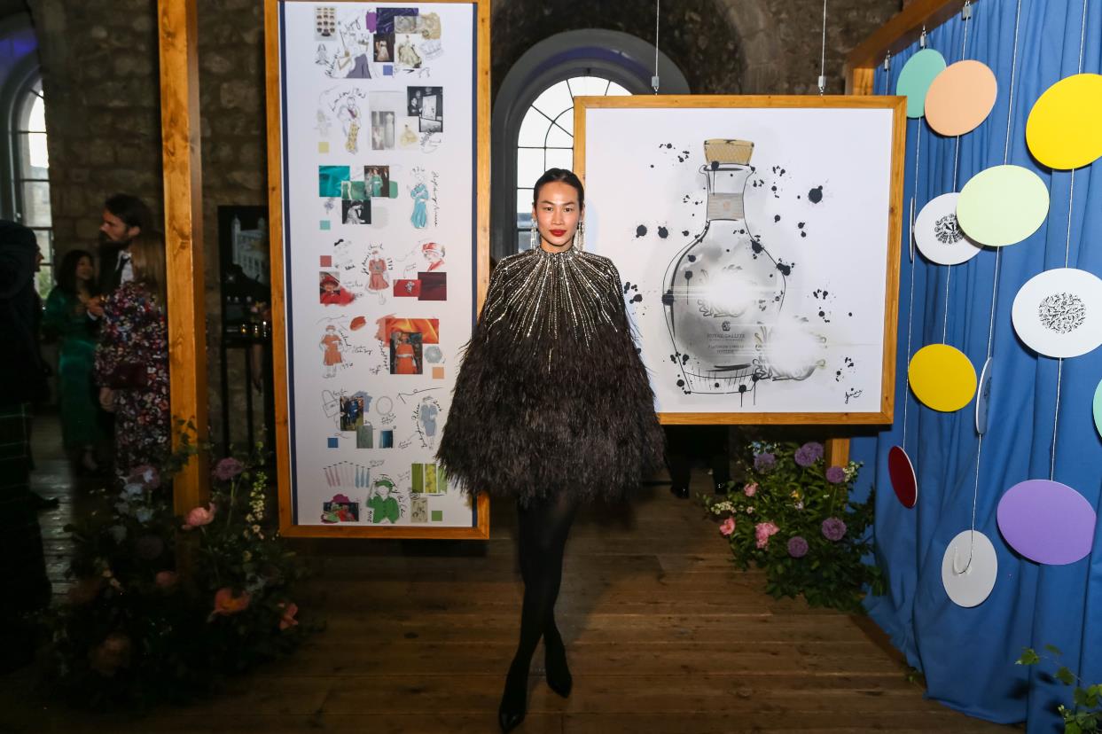 Giám đốc sáng tạo Thanh Trúc Trương diện bộ cánh đính lông vũ khi dự tiệc tại toà tháp London. 