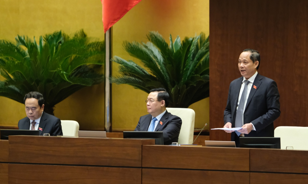 Phó Chủ tịch Quốc hội Trần Quang Phương đã ký báo cáo của Ủy ban Thường vụ Quốc hội về giải trình, tiếp thu ý kiến đại biểu Quốc hội về tổ chức chất vấn tại Kỳ họp thứ 3 - Ảnh: Quochoi.vn