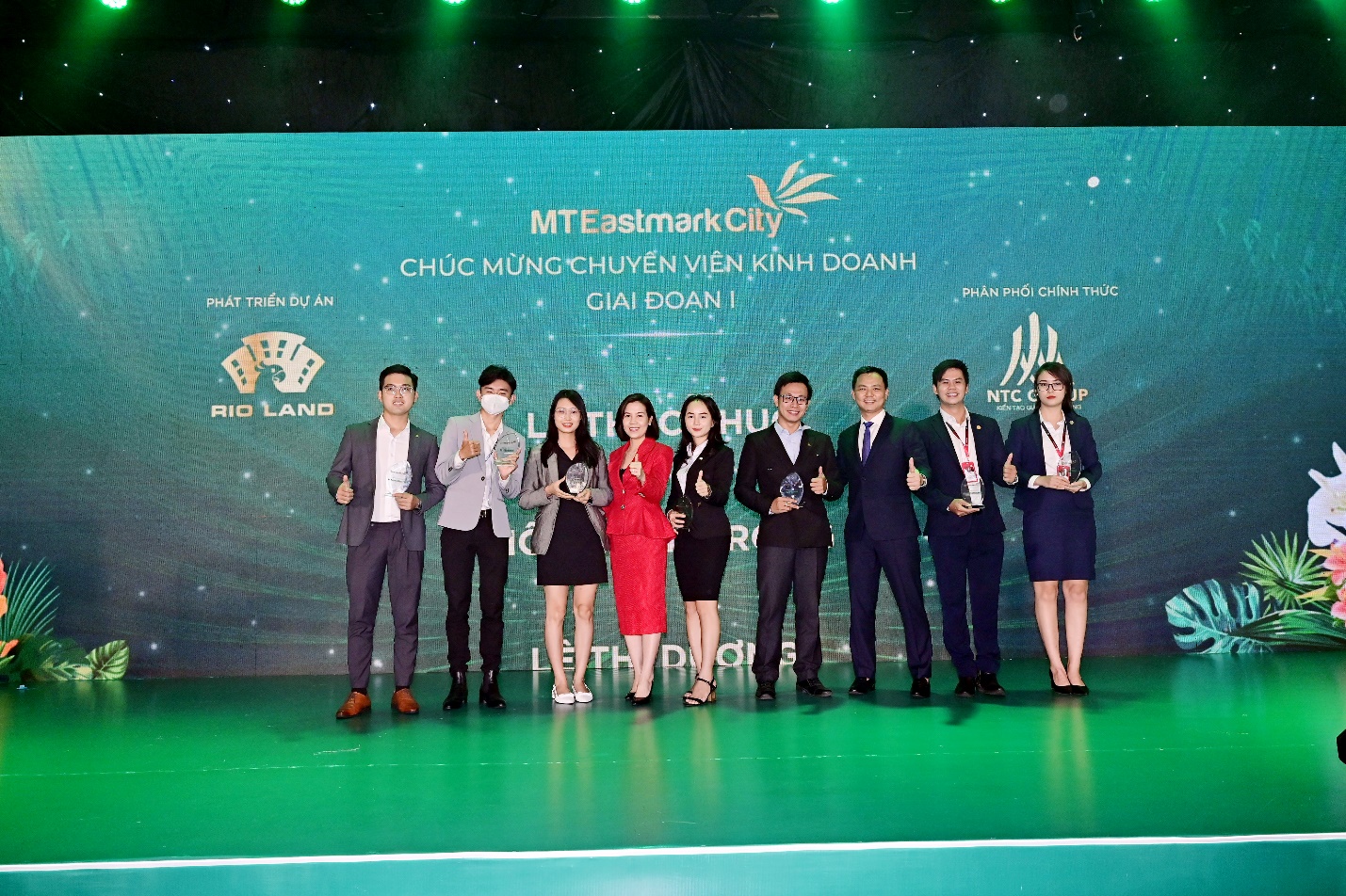 Những chuy&ecirc;n vi&ecirc;n kinh doanh xuất sắc trong giai đoạn 1 được t&ocirc;n vinh tại buổi lễ.