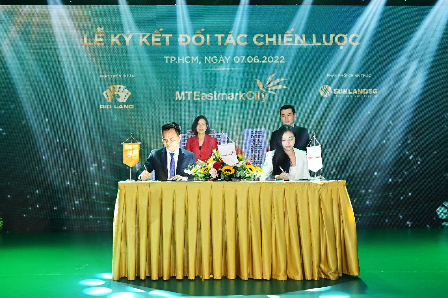 Đại diện nh&agrave; ph&aacute;t triển dự &aacute;n Rio Land k&yacute; kết hợp t&aacute;c với c&aacute;c đối t&aacute;c ph&acirc;n phối chiến lược.