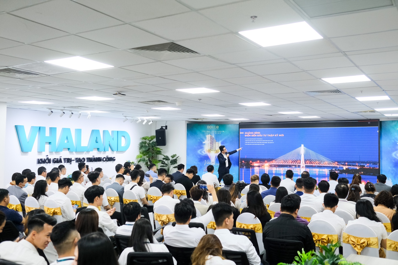 Đại diện chủ đầu tư Onsen Fuji, &Ocirc;ng Nguyễn Minh Tuấn - Ph&oacute; Tổng gi&aacute;m đốc Marketing khẳng định: &ldquo;Với t&acirc;m huyết v&agrave; tầm nh&igrave;n kh&aacute;c biệt c&ugrave;ng vốn đầu tư quy m&ocirc; l&ecirc;n tới 1500 tỷ đồng, Dolce Penisola được kỳ vọng trở th&agrave;nh điểm đến quốc tế, biểu tượng nghỉ dưỡng xa hoa bậc nhất Quảng B&igrave;nh.&rdquo;