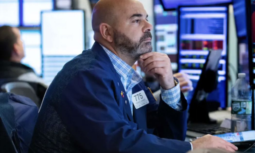 Một nhà giao dịch cổ phiếu trên sàn NYSE ở New York, Mỹ hôm 3/6 - Ảnh: CNBC.
