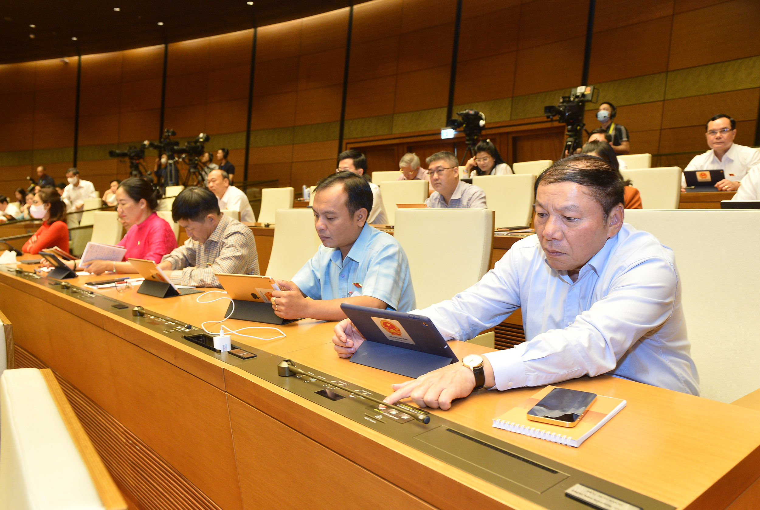 C&aacute;c đại biểu Quốc hội nhấn n&uacute;t biểu quyết - Ảnh: Quochoi.vn