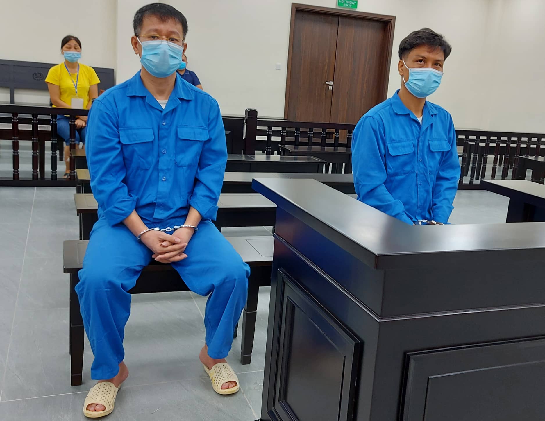 Hai bị cáo tại tòa.