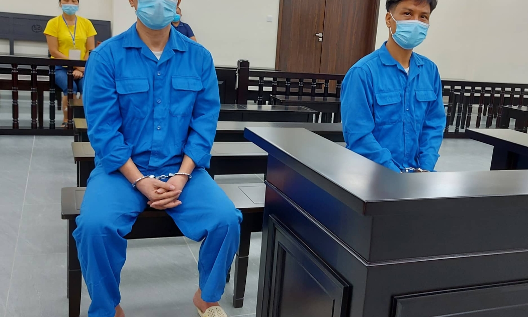 Hai bị cáo tại tòa.