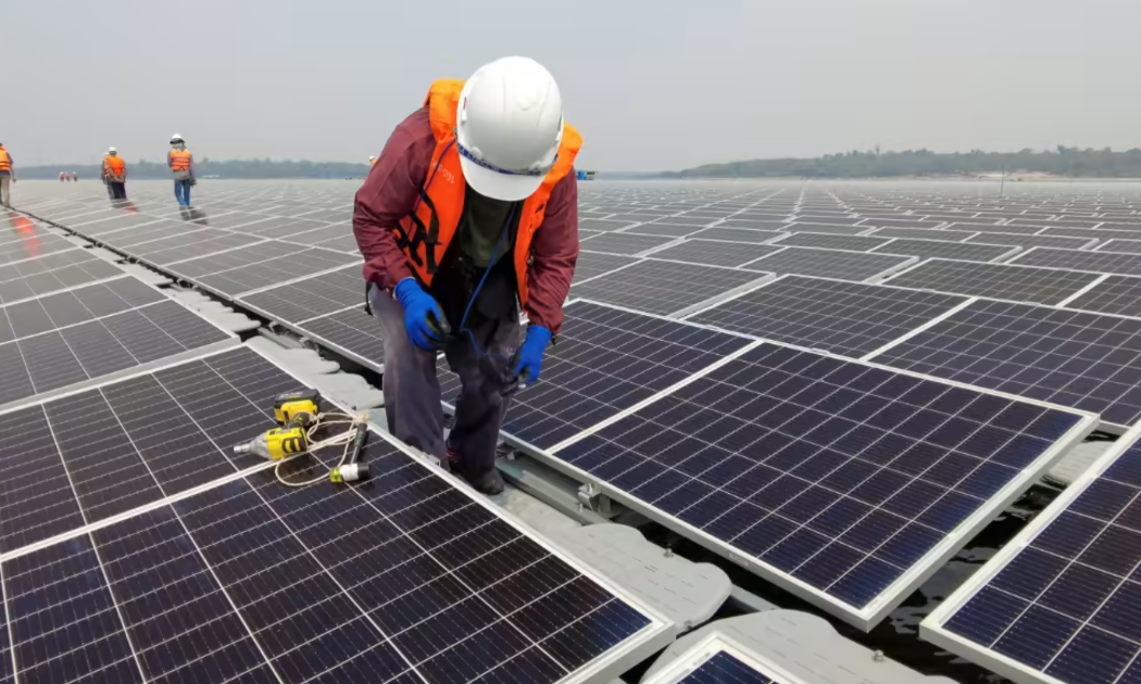 Tấm năng lượng mặt trời tại Thái Lan - Ảnh: Reuters