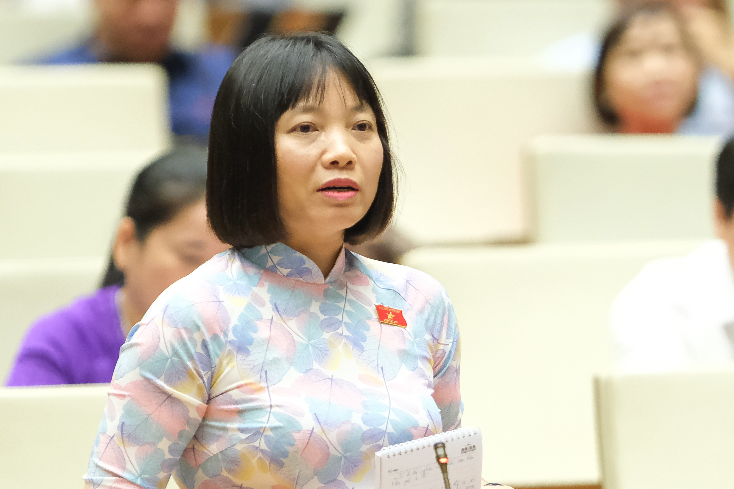 Đại biểu Nguyễn Thị Việt Nga- Đoàn đại biểu Quốc hội tỉnh Hải Dương đề nghị cần tiếp tục có các biện pháp giảm các khoản thuế xăng dầu.