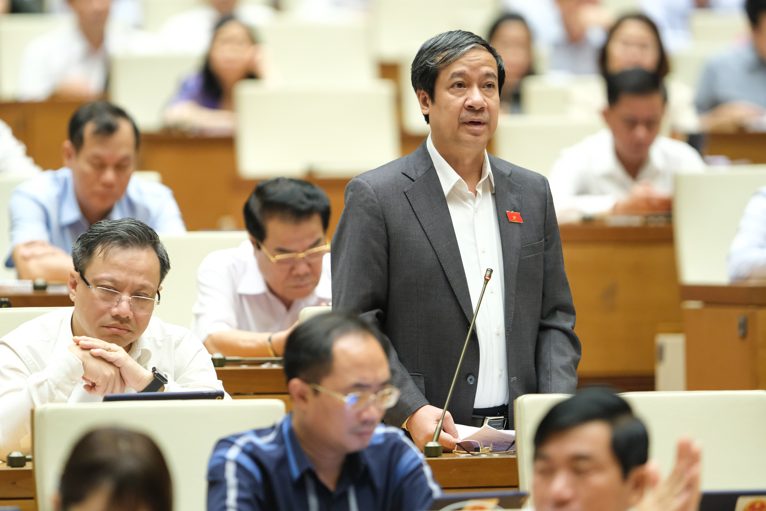 Bộ trưởng Bộ Giáo dục và Đào tạo Nguyễn Kim Sơn cho rằng cần giải pháp ổn định và lâu dài cho vấn đề giá sách giáo khoa.