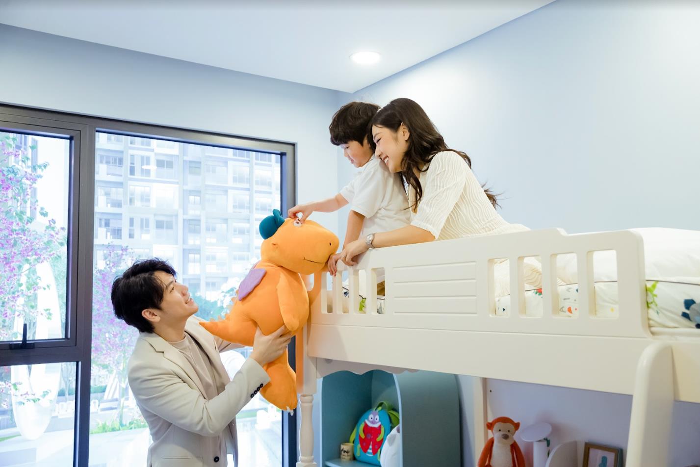 B&eacute; Xo&agrave;i th&iacute;ch th&uacute; với ph&ograve;ng ngủ của nh&agrave; mẫu Masteri Waterfront.