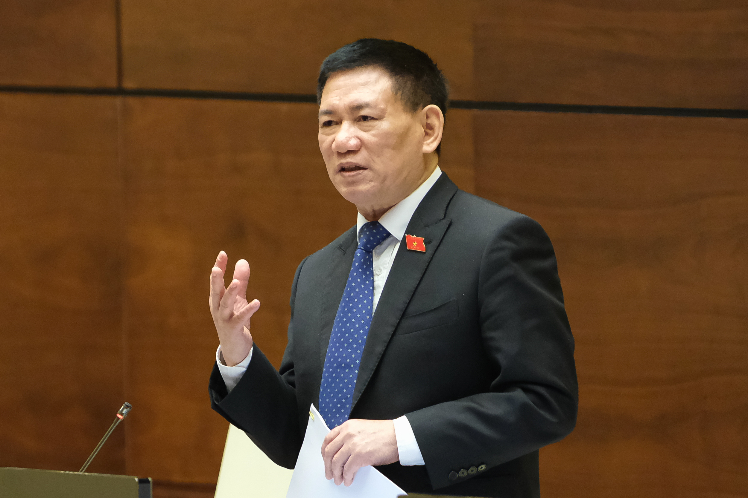 Bộ trưởng Bộ Tài chính Hồ Đức Phớc trả lời chất vấn. (Ảnh: Quochoi.vn).