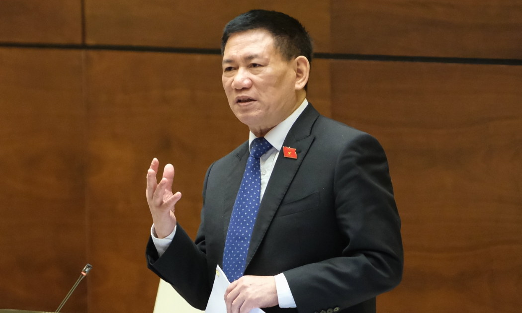 Bộ trưởng Bộ Tài chính Hồ Đức Phớc trả lời chất vấn. (Ảnh: Quochoi.vn).