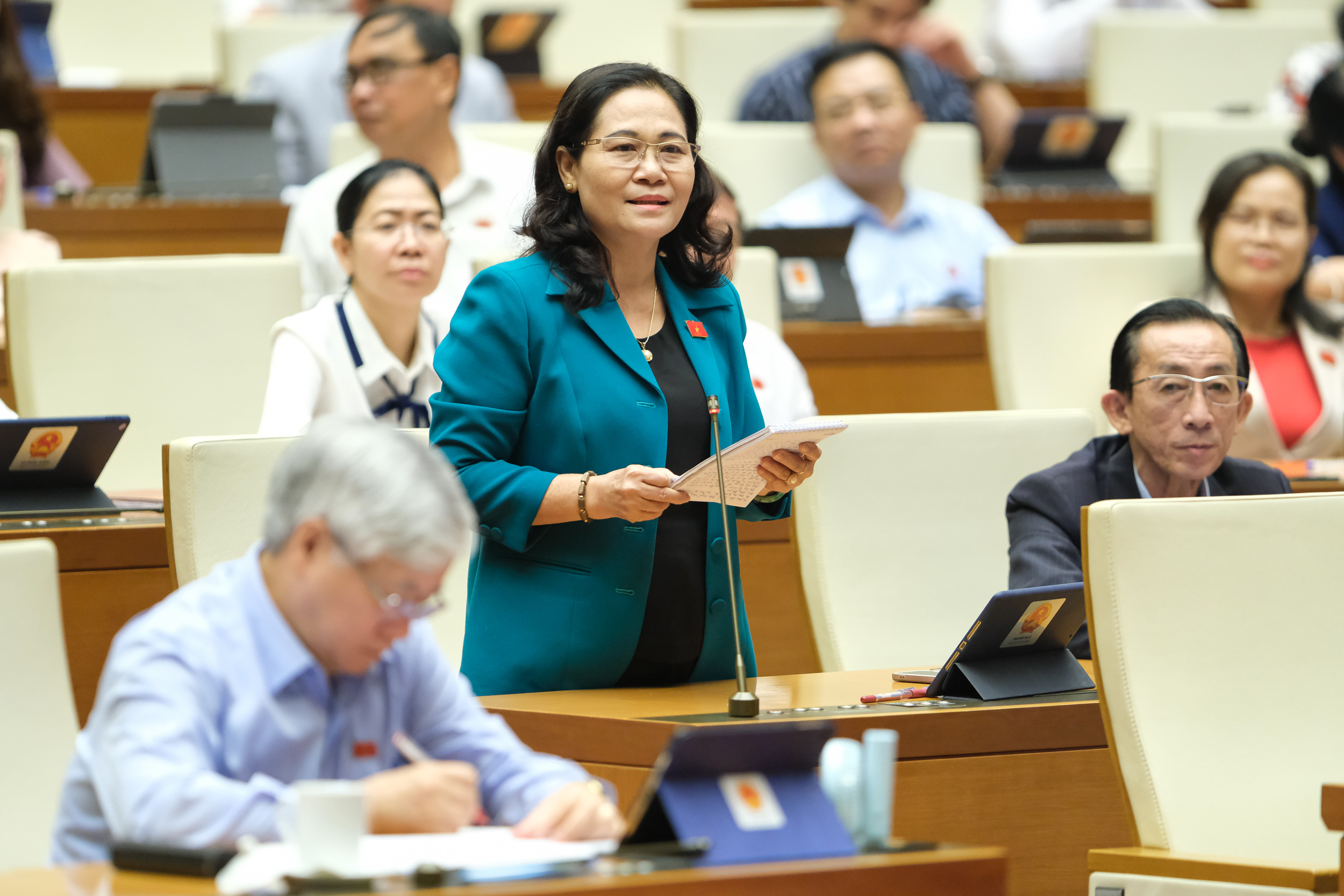 Đại biểu Nguyễn Thị Lệ - Đoàn Đại biểu Quốc hội TP. Hồ Chí Minh đặt câu hỏi chất vấn. (Ảnh: Quochoi.vn).