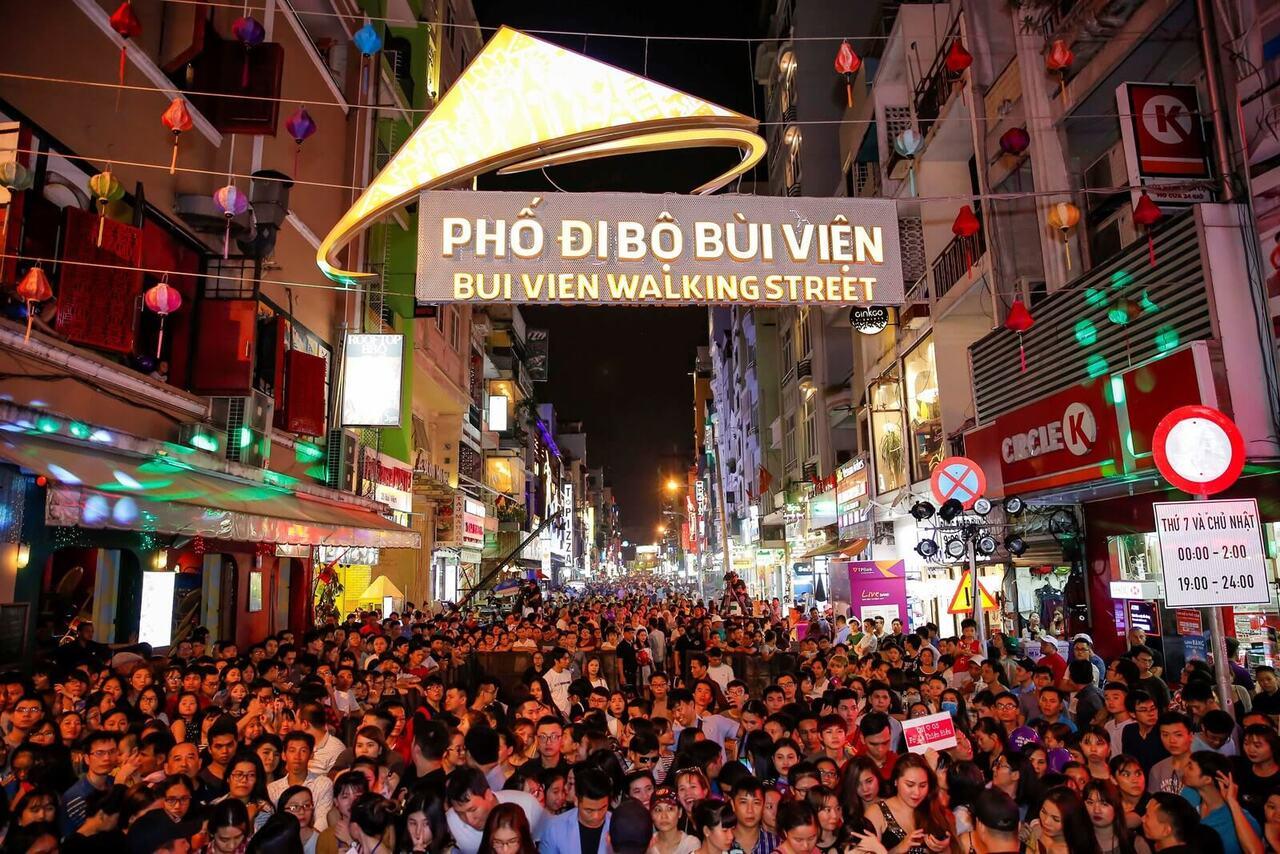 Phố đêm Bùi Viện kín người những dịp cao điểm. (Nguồn: Internet).