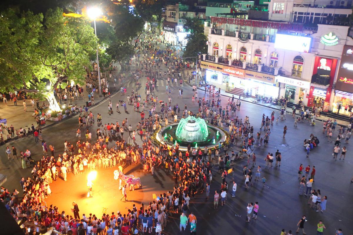 Khu vực đài phun nước ngay quảng trường Đông Kinh Nghĩa Thục tại Phố đi bộ Hồ Hoàn Kiếm náo nhiệt về đêm. (Nguồn: Internet).