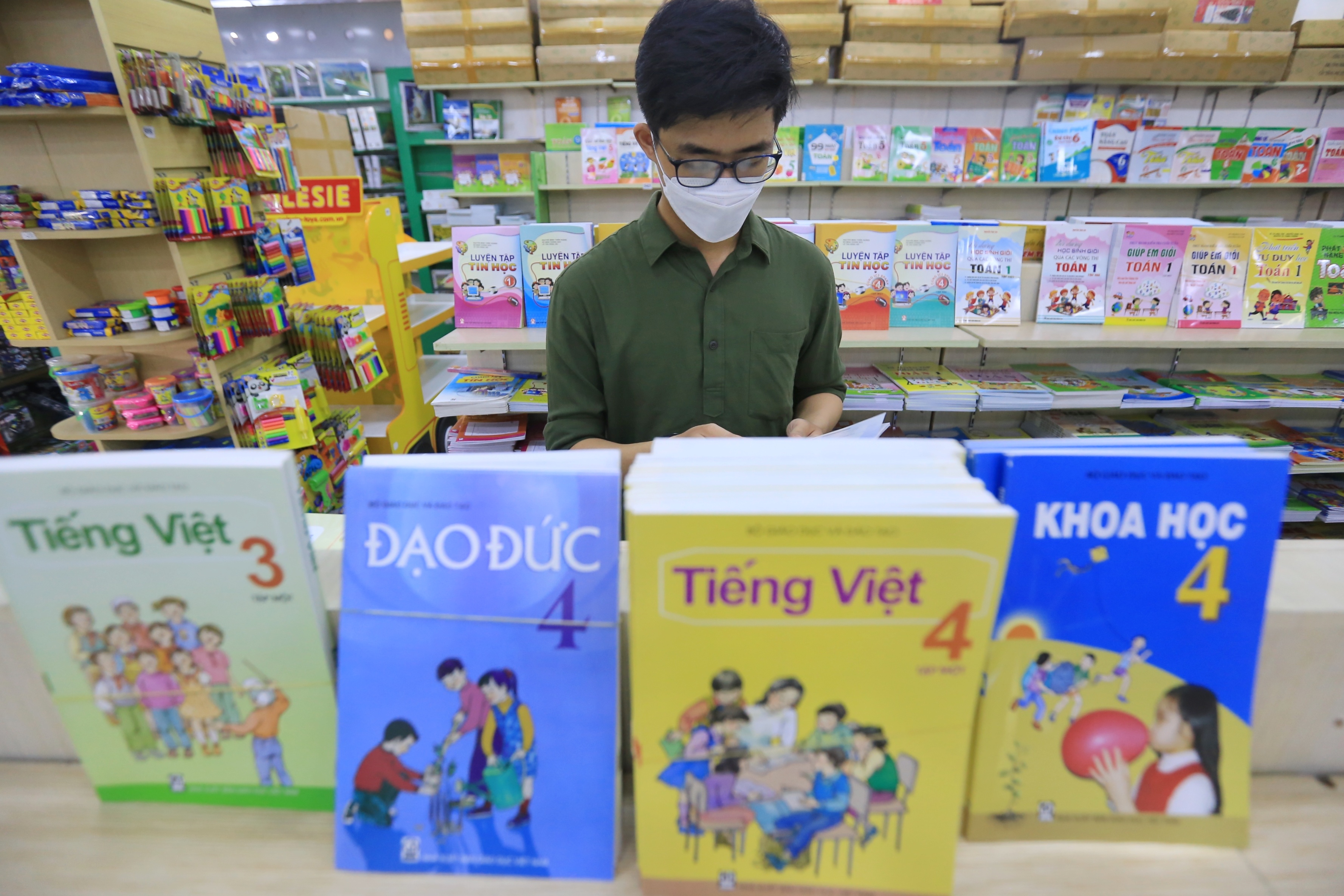 Cử tri và nhân dân bức xúc giá sách giáo khoa tăng cao.
