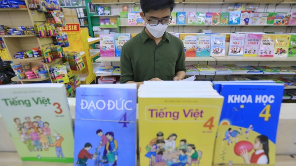 Bức xúc độc quyền xuất bản và giá sách giáo khoa tăng đột biến