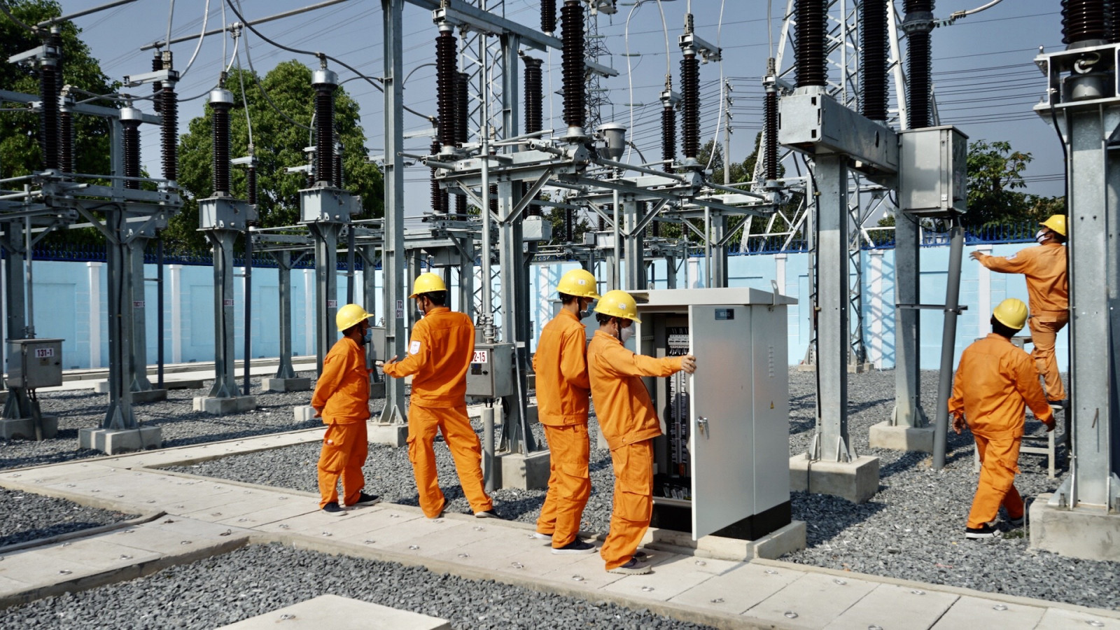 Sản lượng điện thương phẩm toàn EVN trong 5 tháng đầu năm 2022 đạt 95,31 tỷ kWh, tăng 5,3% so với cùng kỳ năm 2021.