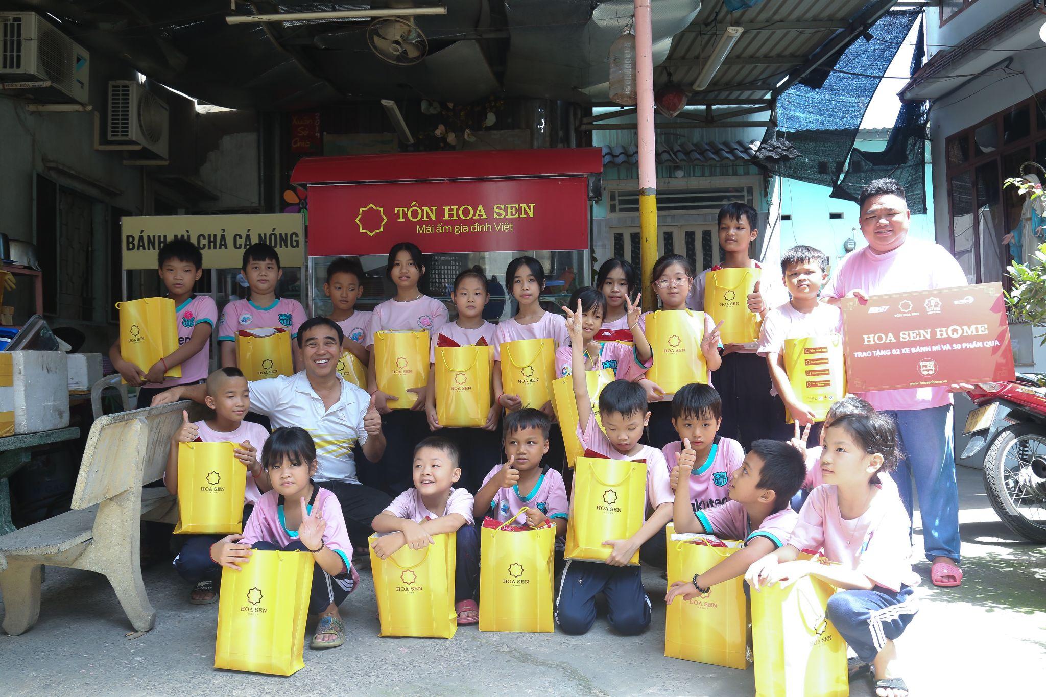 Học sinh lớp học tình thương “chàng béo” nhận quà từ Tập đoàn Hoa Sen.