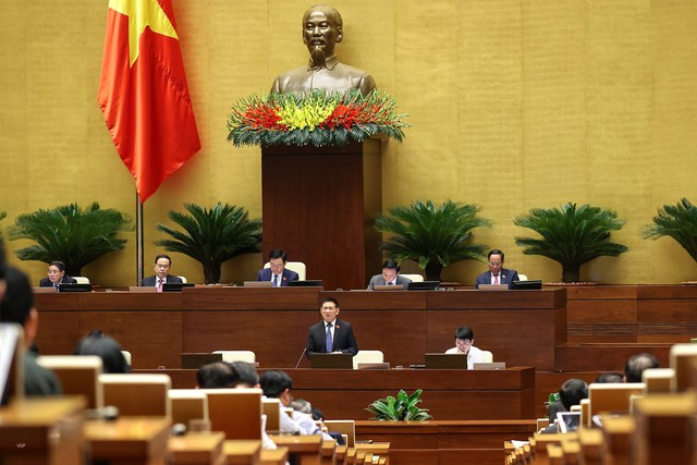 Bộ trưởng Bộ Tài chính Hồ Đức Phớc trả lời tại phiên chất vấn sáng ngày 8/6.