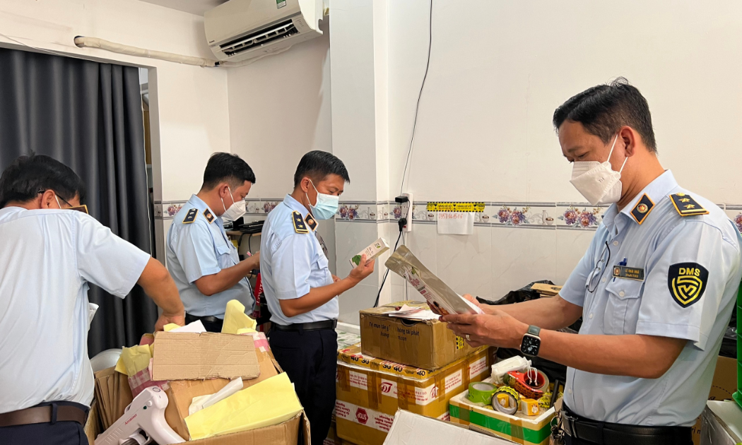 Lực lượng chức năng tiến hành kiểm tra.