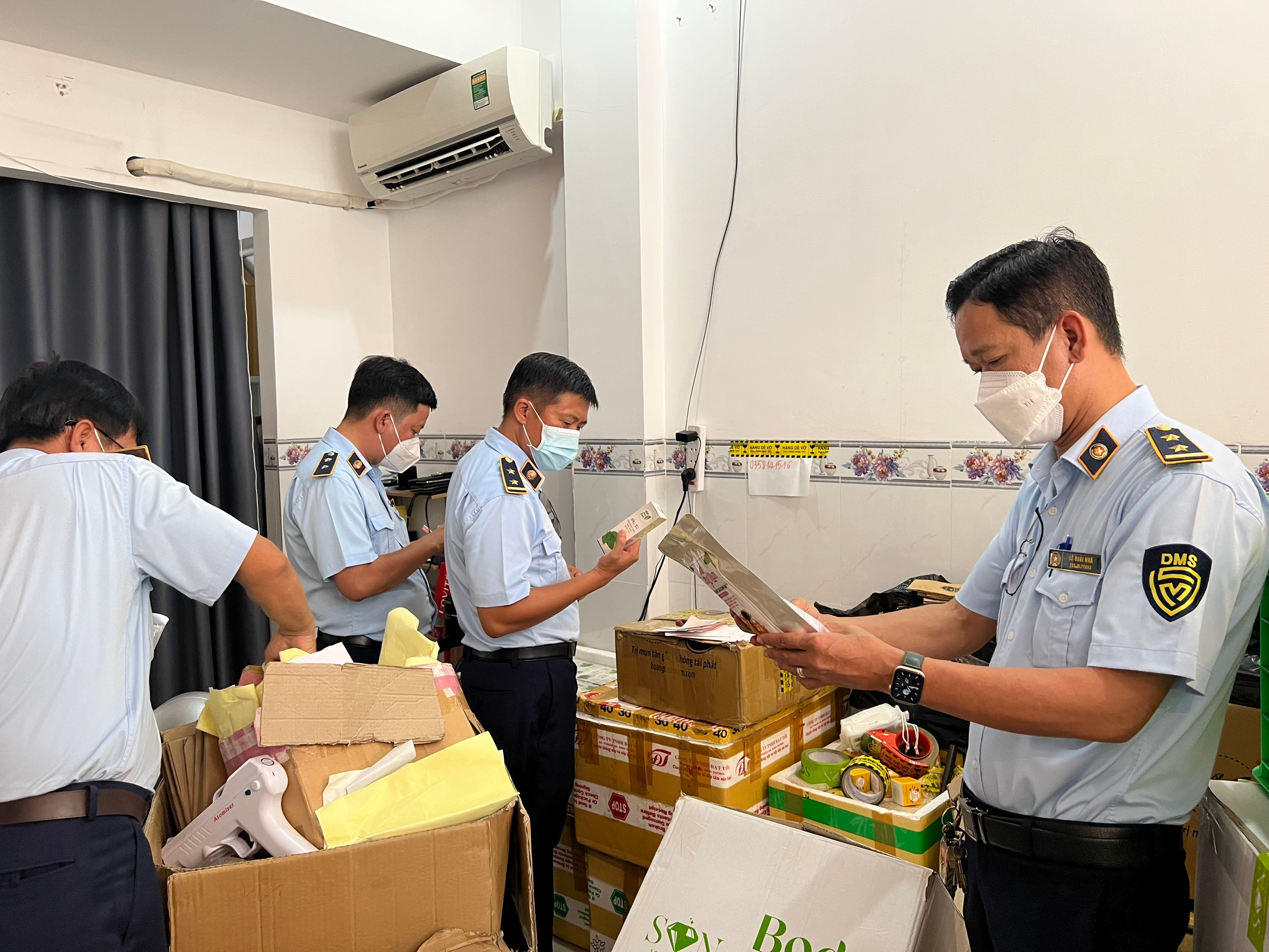 Lực lượng chức năng tiến hành kiểm tra.