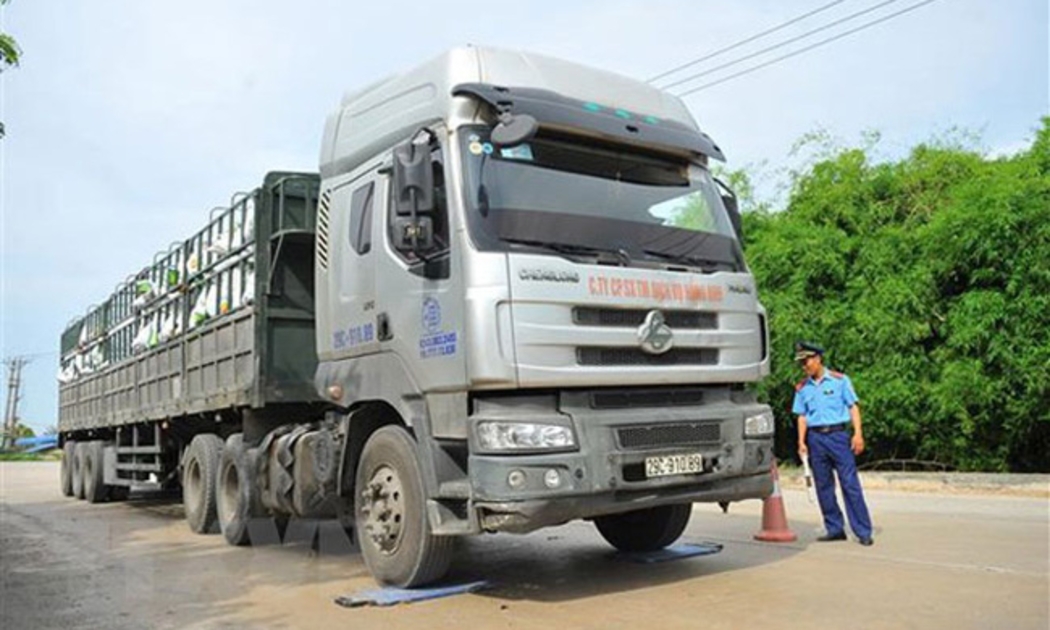 Tình trạng phương tiện chở quá tải vẫn đang còn tiếp diễn phức tạp