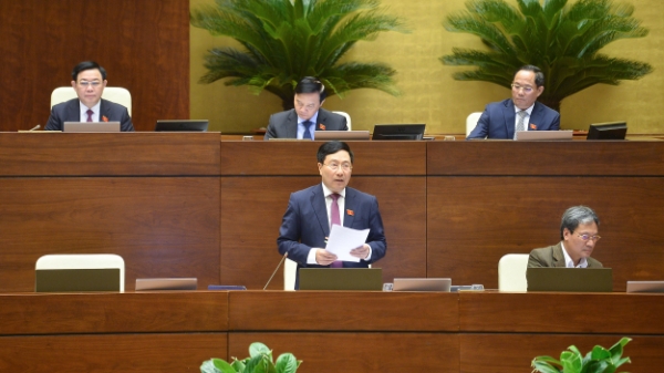 Phó Thủ tướng Phạm Bình Minh giải trình, làm rõ loạt vấn đề đại biểu Quốc hội quan tâm