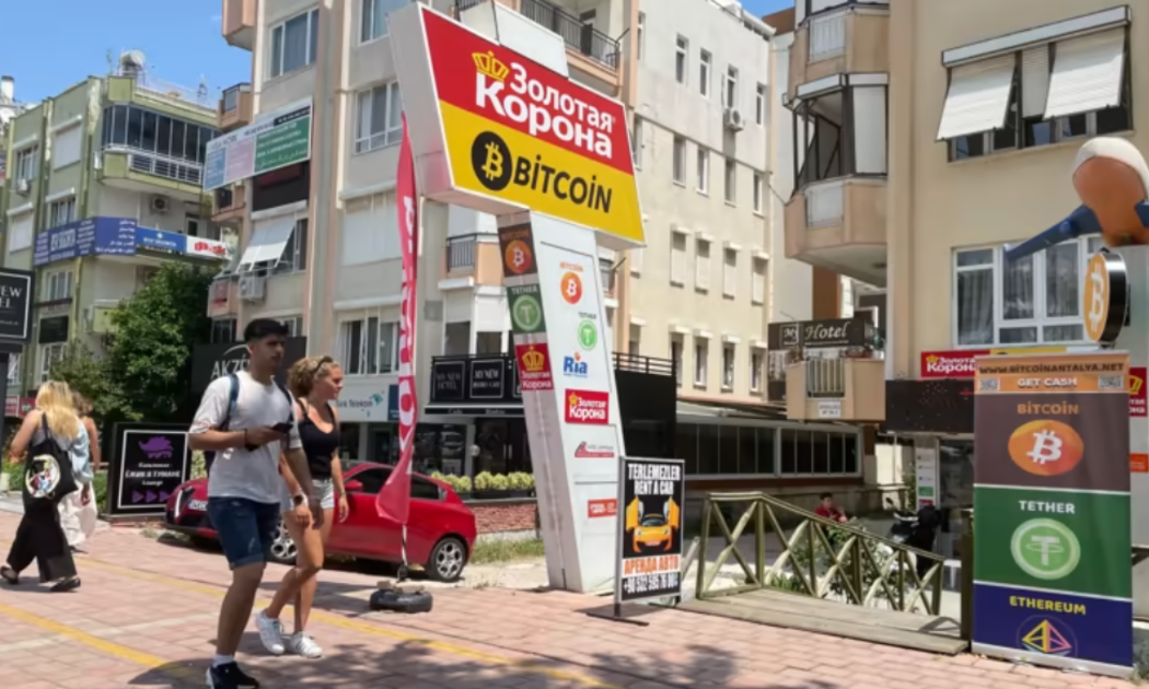 Tại thị trấn Antalya của Thổ Nhĩ Kỳ, nhiều cửa hàng nhận thanh toán bằng tiền ảo và sử dụng hệ thống thanh toán Golden Crown của Nga - Ảnh: Nikkei Asia