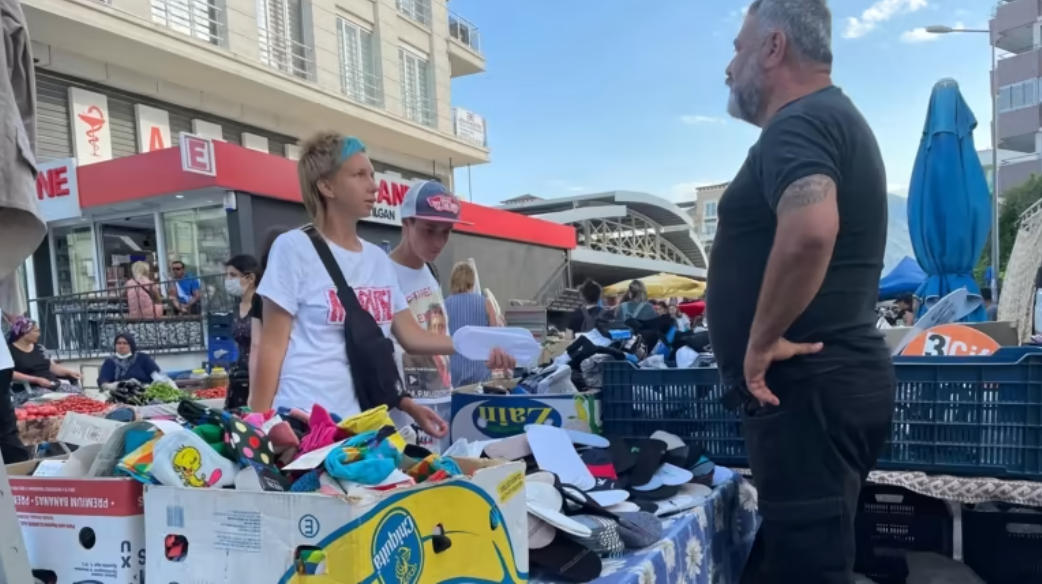 &Ocirc;ng&nbsp;Bayraktar l&agrave; một trong nhiều người d&acirc;n bản địa gặp kh&oacute; khăn khi gi&aacute; nh&agrave; tăng cao do l&agrave;n s&oacute;ng người Ukraine, Nga tr&agrave;n sang Thổ Nhĩ Kỳ - Ảnh: Nikkei Asia.