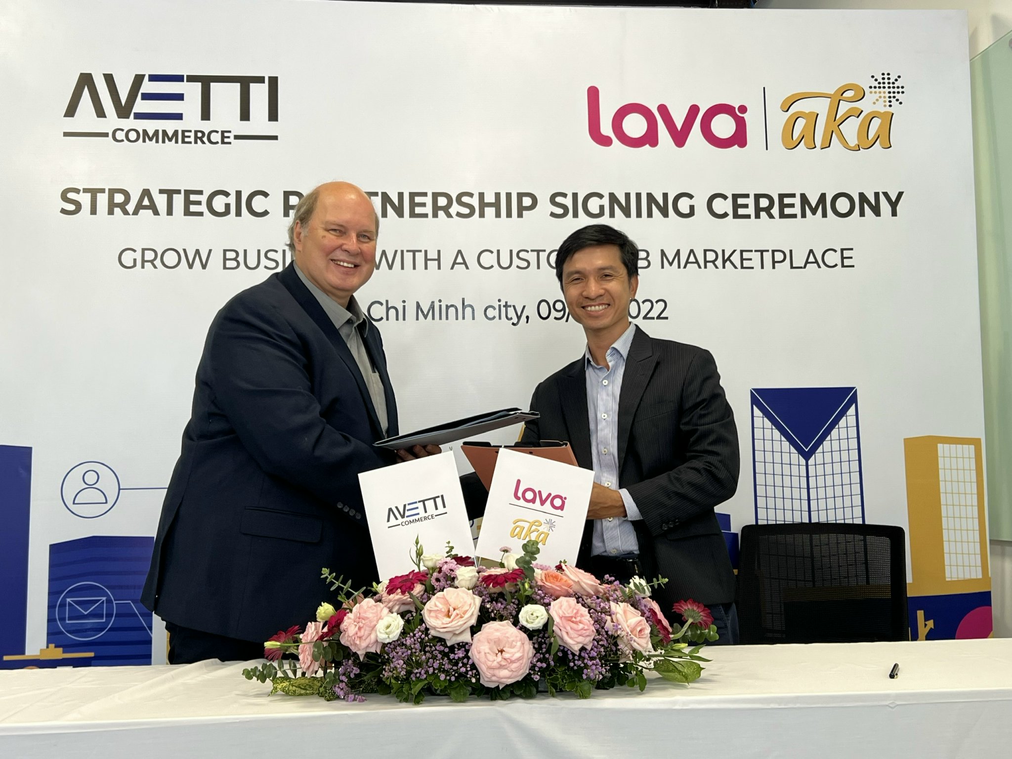 Ông David Sopuch, CEO Avetti Commerce Corporation và ông Nguyễn Minh Long, CEO AKA Digital cùng ký kết hợp tác.