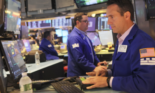 Chứng khoán Mỹ tụt điểm, giá dầu lên đỉnh 13 tuần