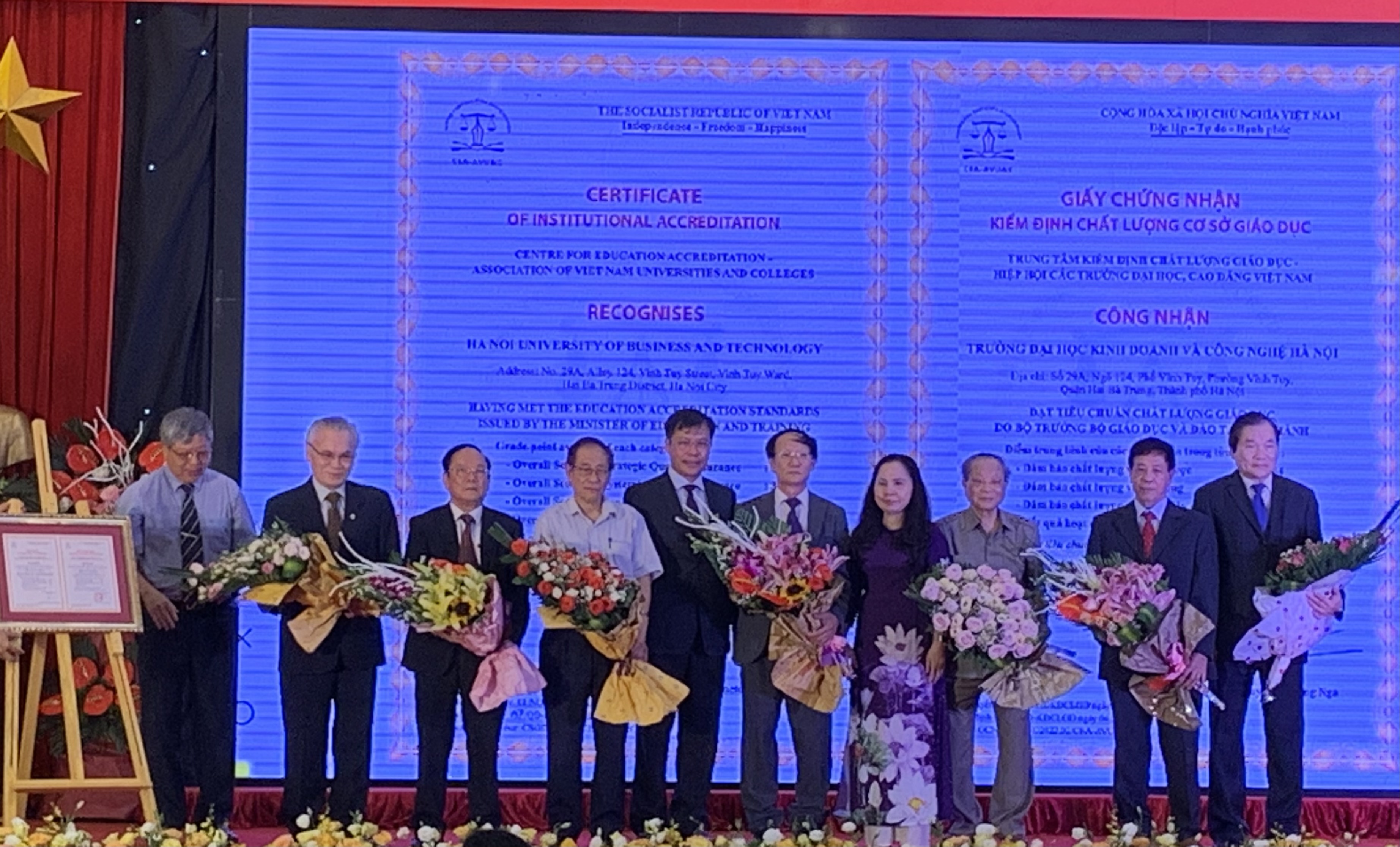 Lễ công bố Quyết định và trao giấy chứng nhận kiểm định chất lượng giáo dục cho Đại học Kinh doanh và Công nghệ Hà Nội.